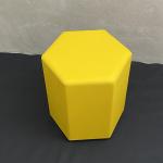 gelber sechseckiger Hocker.